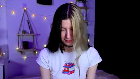 Snapshot of emmie_everly chatting on 10/15/25, 07:14 emmie_everly online show from 10/15/25, 07:14