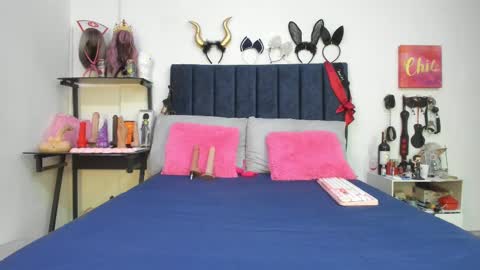 Snapshot of emmily_giraldo chatting on 11/10/25, 12:59 online show from 11/10/25, 12:59