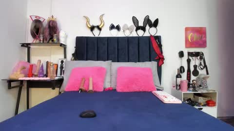 Snapshot of emmily_giraldo chatting on 11/25/25, 01:11 online show from 11/25/25, 01:11