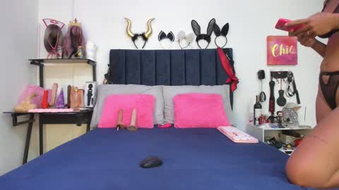 Snapshot of emmily_giraldo chatting on 11/29/25, 01:47 online show from 11/29/25, 01:47