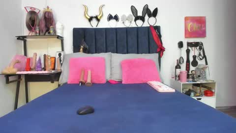 Snapshot of emmily_giraldo chatting on 12/04/25, 01:20 online show from 12/04/25, 01:20