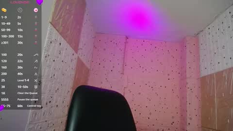 Snapshot of emmy_durant chatting on 11/18/25, 08:46 emmy_durant online show from 11/18/25, 08:46