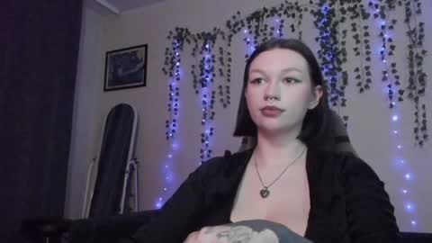 Snapshot of emmy_m00n chatting on 12/02/24, 12:51 Emily Johny online show from 12/02/24, 12:51