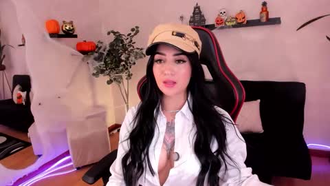 Snapshot of emmyevans1 chatting on 10/08/25, 08:28 Emmy Evans  online show from 10/08/25, 08:28