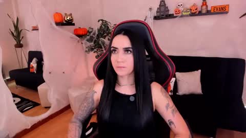 Snapshot of emmyevans1 chatting on 10/11/25, 07:45 Emmy Evans  online show from 10/11/25, 07:45