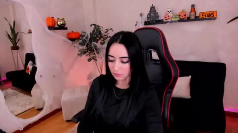 Snapshot of emmyevans1 chatting on 10/14/25, 07:36 Emmy Evans  online show from 10/14/25, 07:36