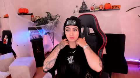 Snapshot of emmyevans1 chatting on 10/17/25, 07:27 Emmy Evans  online show from 10/17/25, 07:27