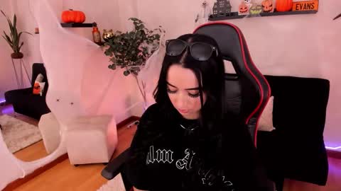 Snapshot of emmyevans1 chatting on 10/20/25, 08:31 Emmy Evans  online show from 10/20/25, 08:31