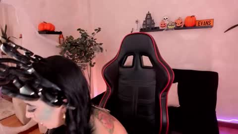 Snapshot of emmyevans1 chatting on 10/25/25, 07:52 Emmy Evans  online show from 10/25/25, 07:52