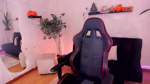 Snapshot of emmyevans1 chatting on 10/28/25, 08:11 Emmy Evans  online show from 10/28/25, 08:11