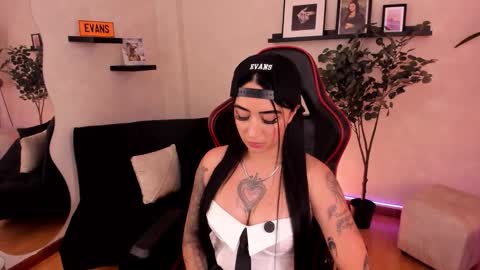 Snapshot of emmyevans1 chatting on 11/04/25, 07:46 Emmy Evans online show from 11/04/25, 07:46