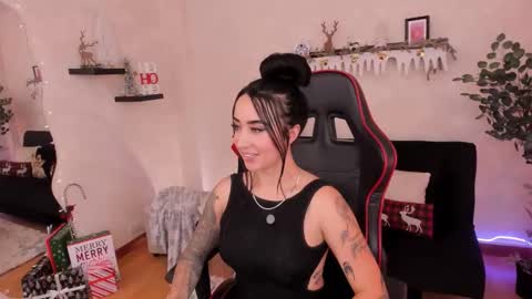 Snapshot of emmyevans1 chatting on 11/12/25, 09:14 Emmy Evans online show from 11/12/25, 09:14