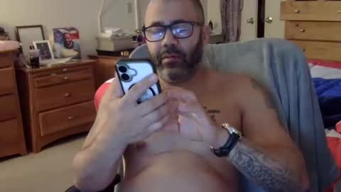 Snapshot of emoney04 chatting on 10/26/25, 08:53 emoney04 online show from 10/26/25, 08:53