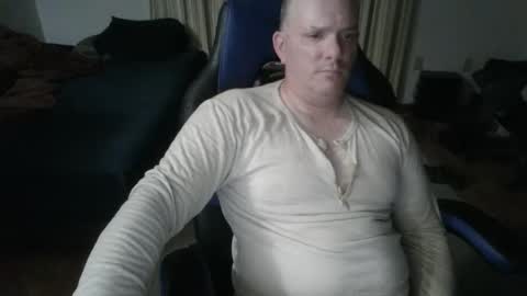 Snapshot of emsguy1 chatting on 05/05/26, 04:09 Matt online show from 05/05/26, 04:09