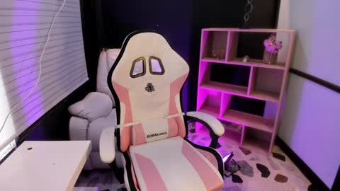 Snapshot of emysilver chatting on 12/04/24, 04:27 Emy Silver online show from 12/04/24, 04:27