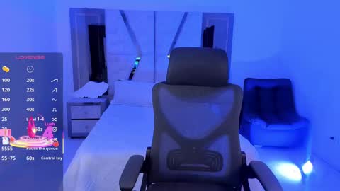 Snapshot of emysilver chatting on 02/15/25, 05:07 Emy Silver online show from 02/15/25, 05:07