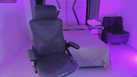 Snapshot of emysilver chatting on 03/07/25, 01:40 Emy Silver online show from 03/07/25, 01:40