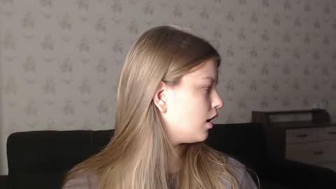 Snapshot of emysway chatting on 12/21/24, 04:36 EmySway online show from 12/21/24, 04:36