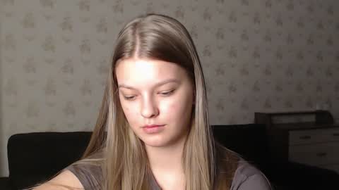 Snapshot of emysway chatting on 12/21/24, 07:38 EmySway online show from 12/21/24, 07:38