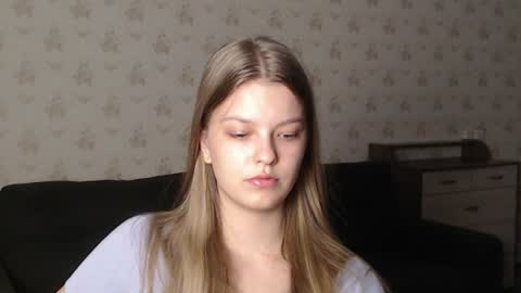 Snapshot of emysway chatting on 12/22/24, 02:27 EmySway online show from 12/22/24, 02:27