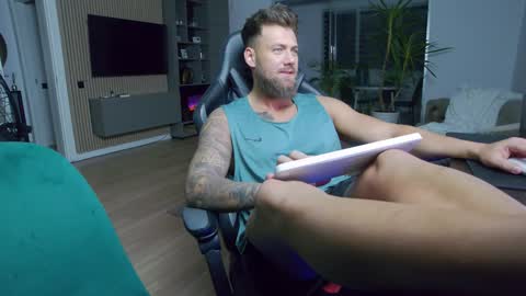 Erik online show from 12/12/24, 07:37