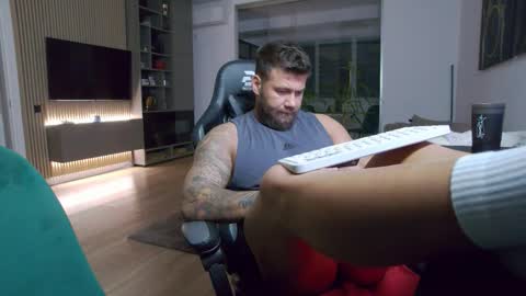 Snapshot of enrikoblue chatting on 11/09/25, 07:12 Erik online show from 11/09/25, 07:12