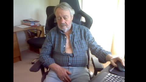 Snapshot of erasmus_d chatting on 04/11/26, 05:06 erasmus_d online show from 04/11/26, 05:06
