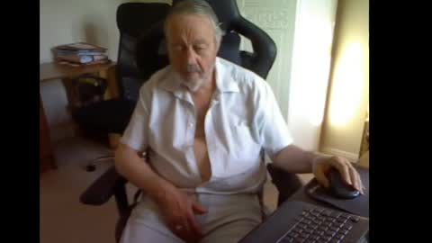 Snapshot of erasmus_d chatting on 05/09/26, 05:18 erasmus_d online show from 05/09/26, 05:18