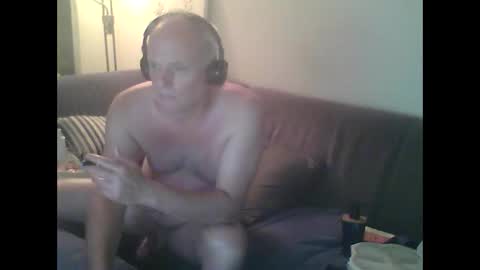 Snapshot of eric204 chatting on 06/10/26, 01:39 Eric online show from 06/10/26, 01:39
