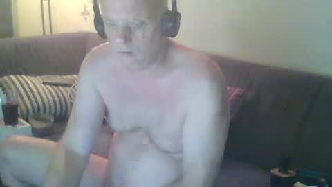 Snapshot of eric204 chatting on 06/13/26, 04:10 Eric online show from 06/13/26, 04:10