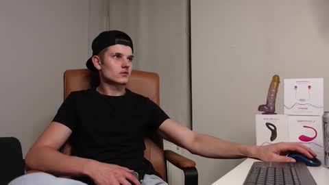 Snapshot of eric_poston chatting on 09/14/25, 08:19 online show from 09/14/25, 08:19