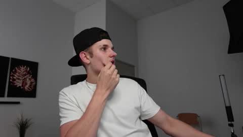 Snapshot of eric_poston chatting on 09/17/25, 06:59 online show from 09/17/25, 06:59