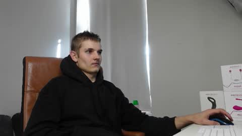 Snapshot of eric_poston chatting on 09/19/25, 08:05 online show from 09/19/25, 08:05