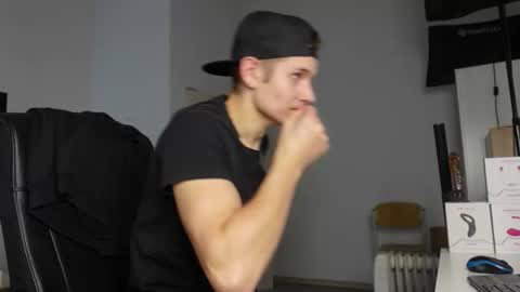 Snapshot of eric_poston chatting on 09/23/25, 07:28 online show from 09/23/25, 07:28