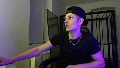 Snapshot of eric_poston chatting on 09/26/25, 08:02 online show from 09/26/25, 08:02