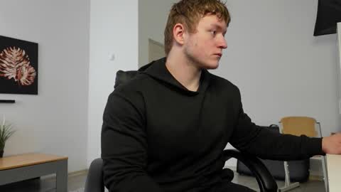 Snapshot of eric_poston chatting on 09/29/25, 12:21 online show from 09/29/25, 12:21