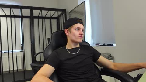 Snapshot of eric_poston chatting on 10/08/25, 12:25 online show from 10/08/25, 12:25