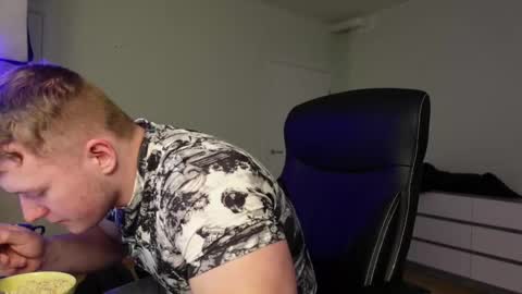 Snapshot of eric_poston chatting on 10/23/25, 01:32 online show from 10/23/25, 01:32