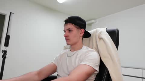 Snapshot of eric_poston chatting on 10/31/25, 05:25 online show from 10/31/25, 05:25