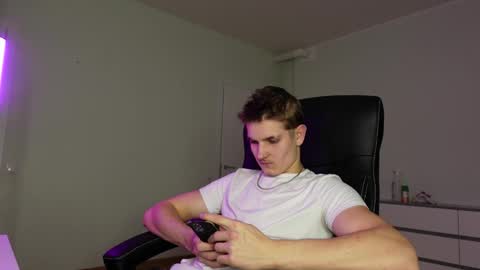 Snapshot of eric_poston chatting on 11/03/25, 08:21 online show from 11/03/25, 08:21