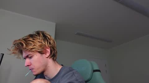 Snapshot of eric_poston chatting on 12/01/25, 07:24 online show from 12/01/25, 07:24