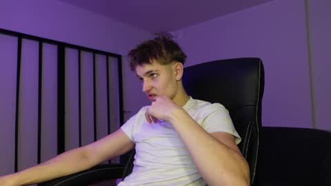 Snapshot of eric_poston chatting on 12/05/25, 05:53 online show from 12/05/25, 05:53