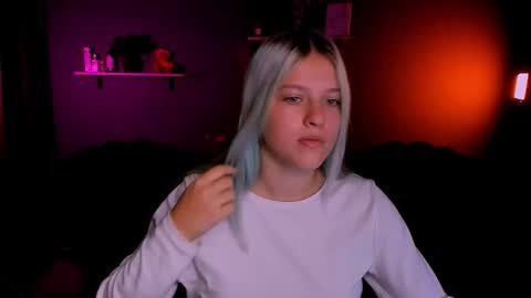 Snapshot of erica_breeze chatting on 10/17/25, 01:03 your dear Erica online show from 10/17/25, 01:03