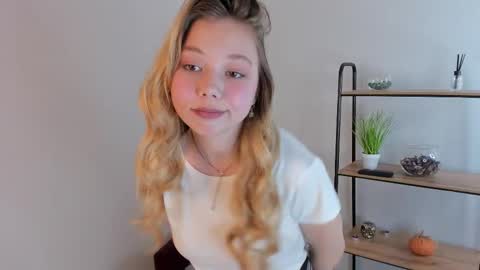 Snapshot of erica_grases chatting on 12/20/25, 03:41 Alivia online show from 12/20/25, 03:41