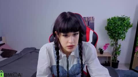 Snapshot of erica_peach chatting on 10/04/25, 02:37 Erika online show from 10/04/25, 02:37