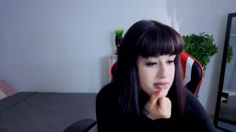 Snapshot of erica_peach chatting on 10/08/25, 02:47 Erika online show from 10/08/25, 02:47