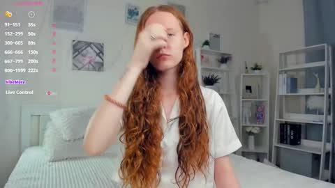 Snapshot of erline_may chatting on 11/26/25, 07:42 Sofia online show from 11/26/25, 07:42