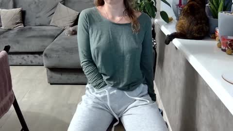 Snapshot of erotic_vibe chatting on 12/13/24, 02:05 Melissa online show from 12/13/24, 02:05