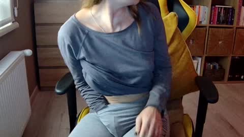 Snapshot of erotic_vibe chatting on 01/01/25, 03:24 Melissa online show from 01/01/25, 03:24