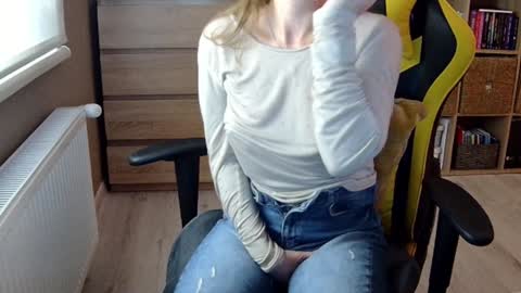 Snapshot of erotic_vibe chatting on 01/11/25, 07:49 Melissa online show from 01/11/25, 07:49